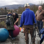 ŠTO SE DOGODI KADA BACITE LOPTU S VELIKE VISINE I PRITOM JE ZAVRTITE?